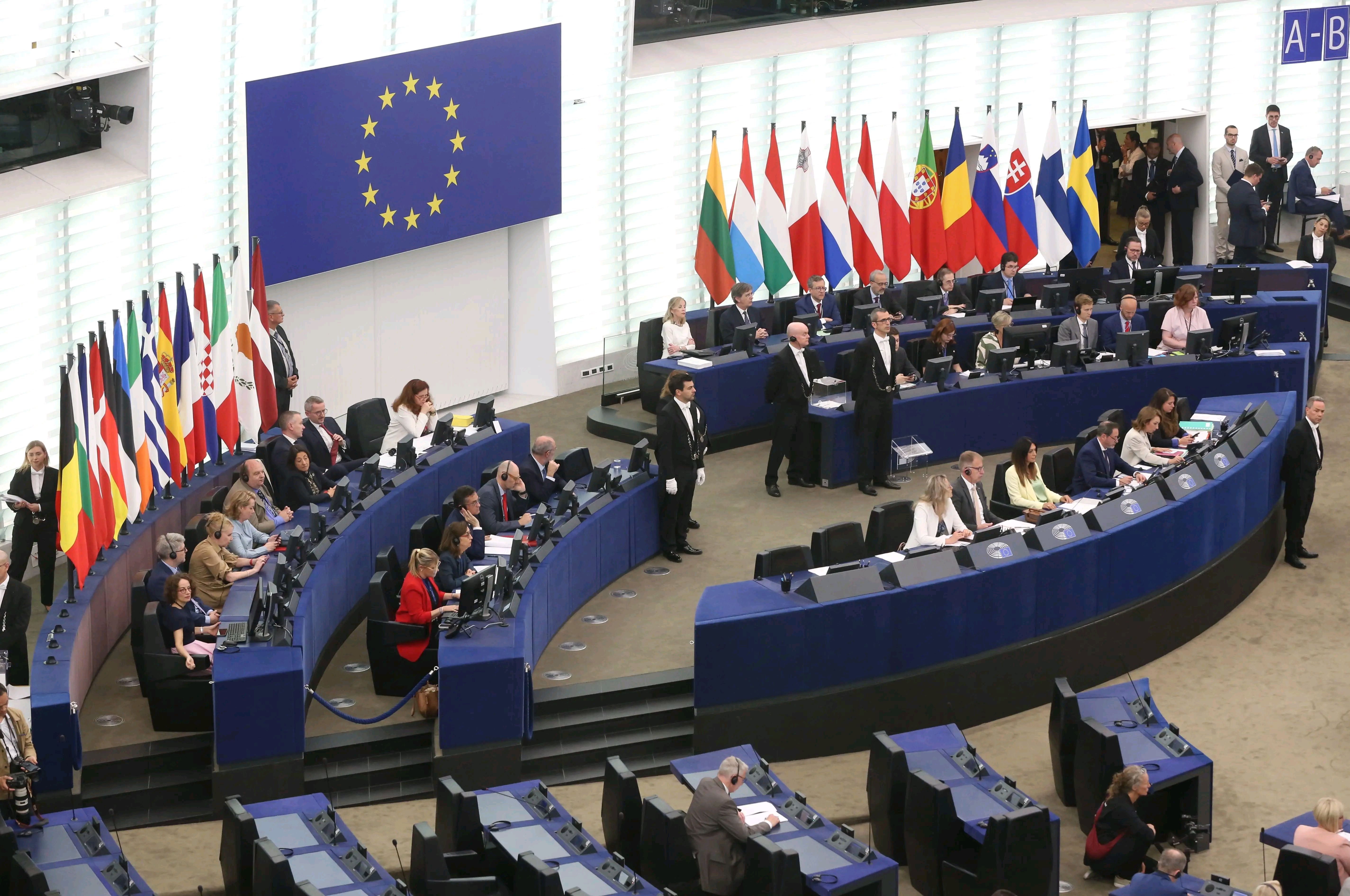 包含欧联赛程吃紧；上海海港今晨远射贴柱；引发热议；控场能力受关注的词条