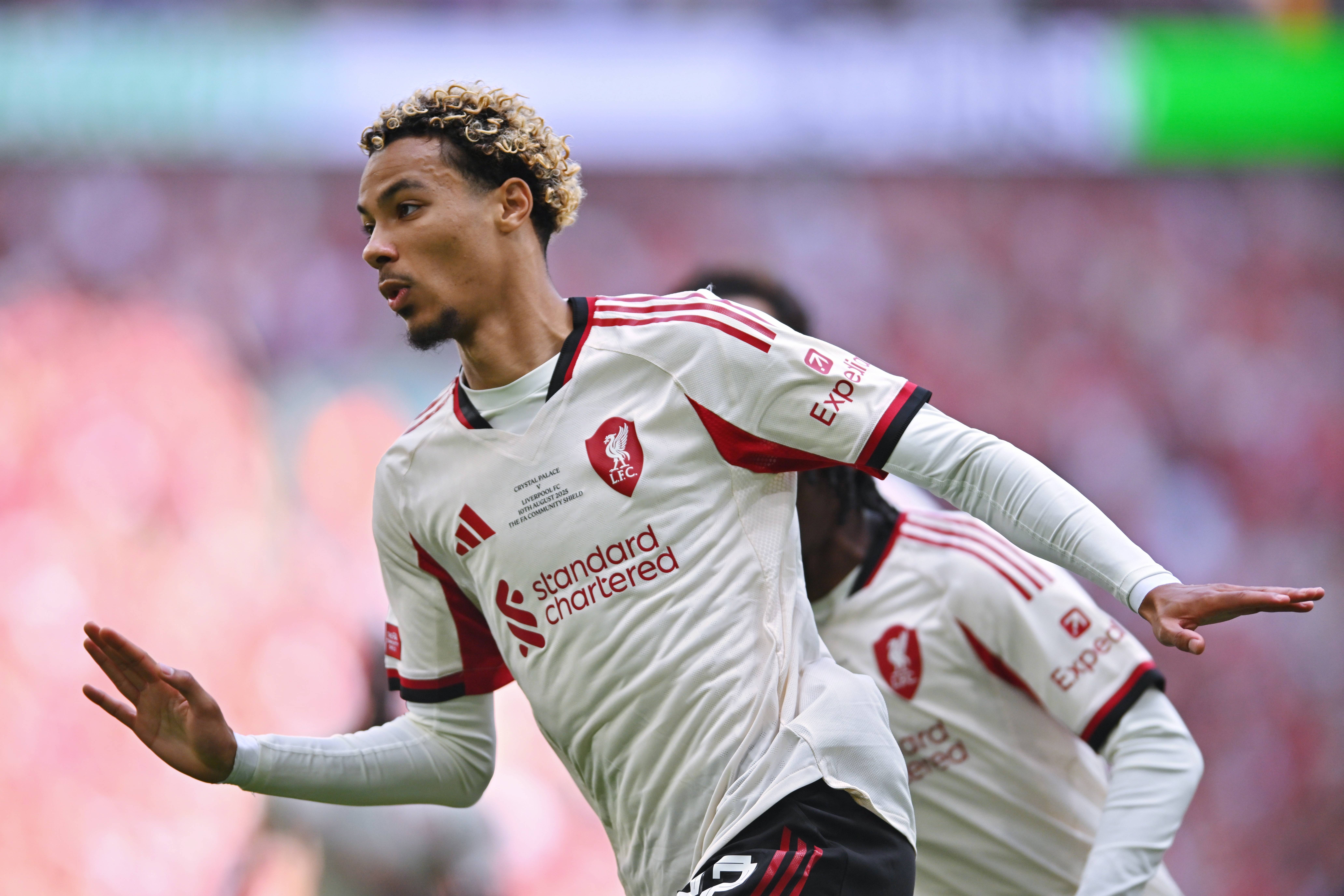 爱游戏中文版-利物浦迎社区盾关键赛，集结日再遭质疑，引发热议，年轻球员得到机会的简单介绍