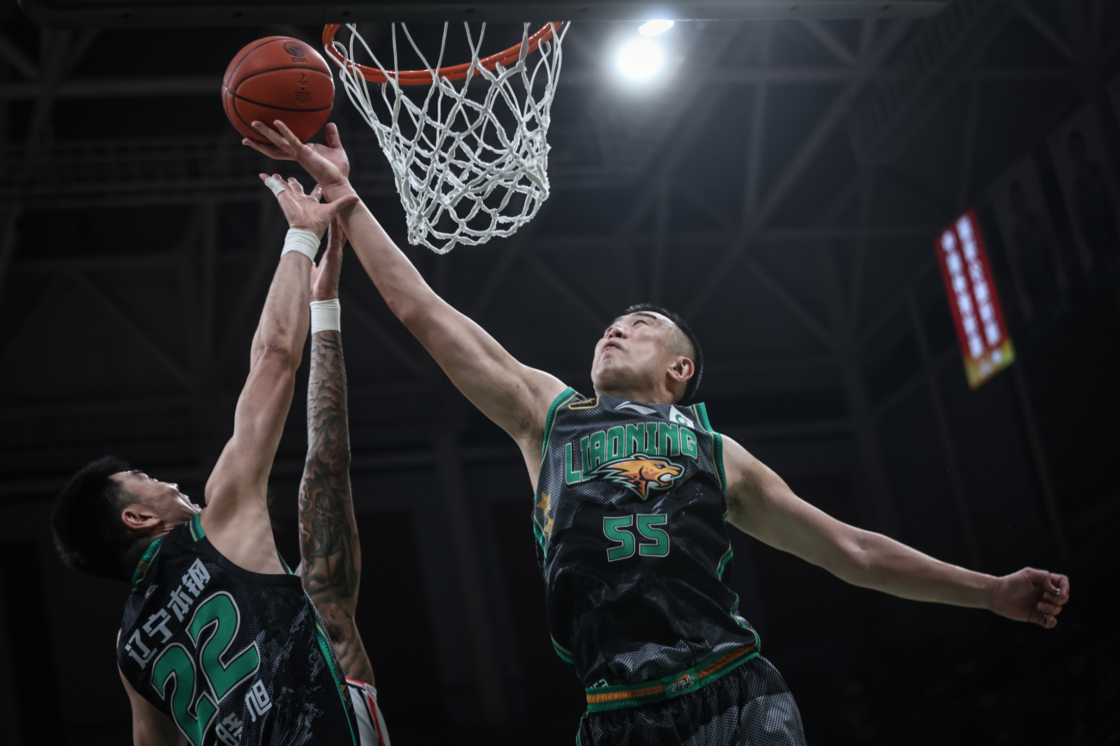 NBA总决赛转会期再迎强敌；多特蒙德篮板制胜；主帅态度：震撼外界；更衣室氛围转暖的简单介绍